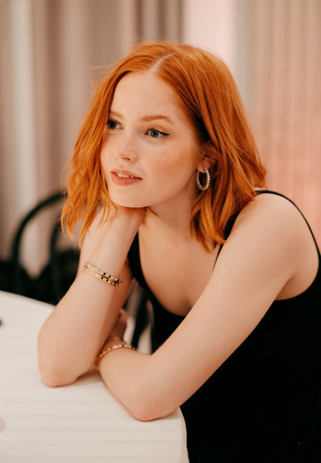 Ellie Bamber nudes actress pic