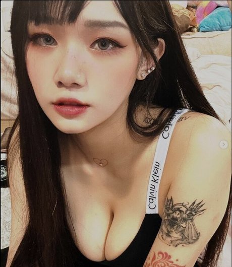 r 1 1111 hd model photo