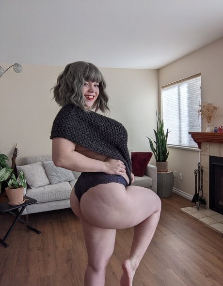 Naomiwastaken model pornographic images