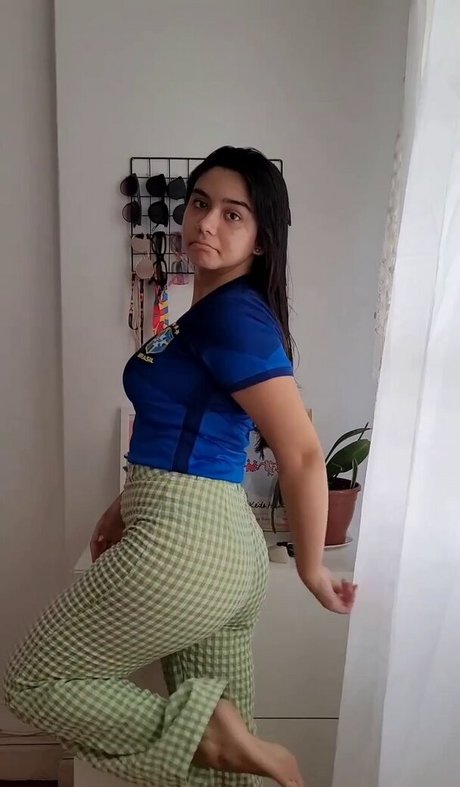 Bella Barp nude star photo