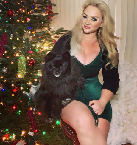 BlondiePomie hot actress photos