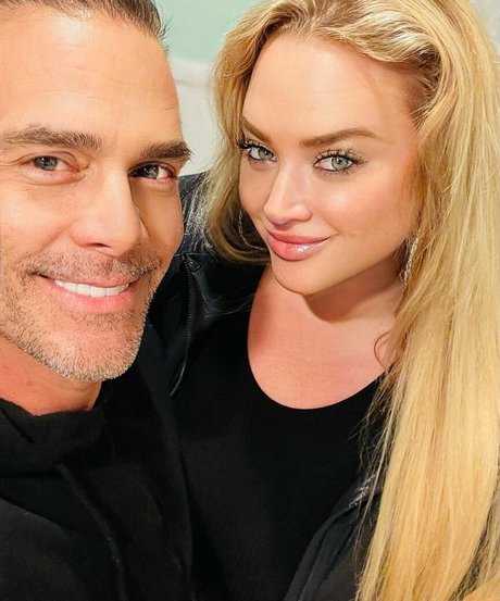 BlondiePomie naked pornstar picture