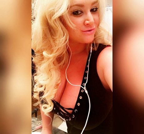 BlondiePomie porn actress images