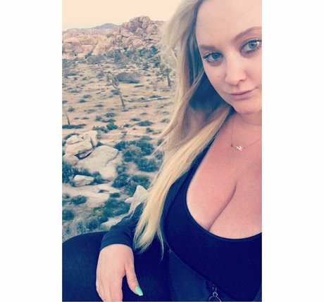 BlondiePomie nude model images