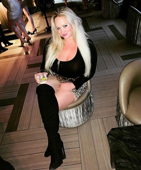 BlondiePomie xxx model photo