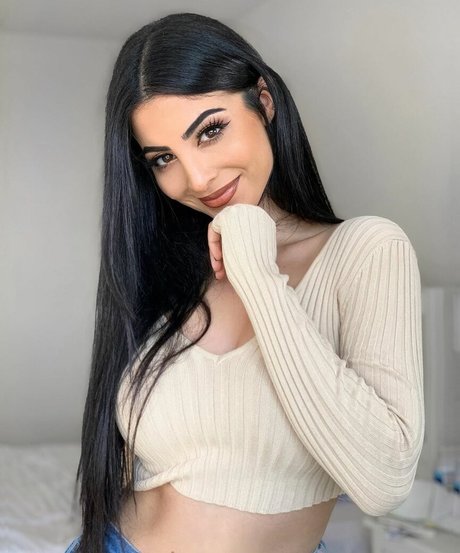 Elwa Saleh pornstar sexy pictures