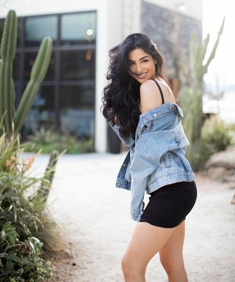 Elwa Saleh top model photos