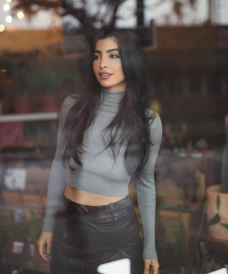 Elwa Saleh model high quality photos