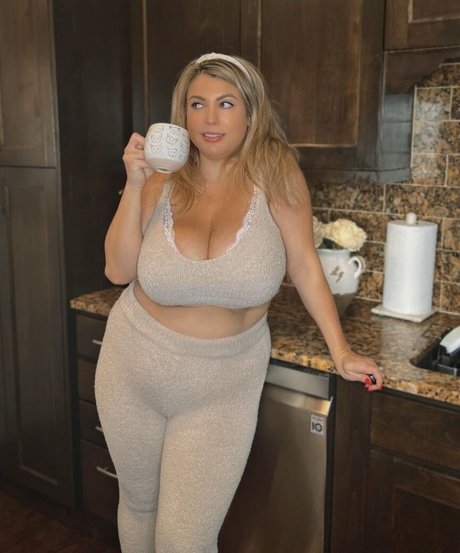 Travelling Hoppy model porn picture