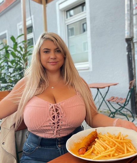 Travelling Hoppy star sexy pics