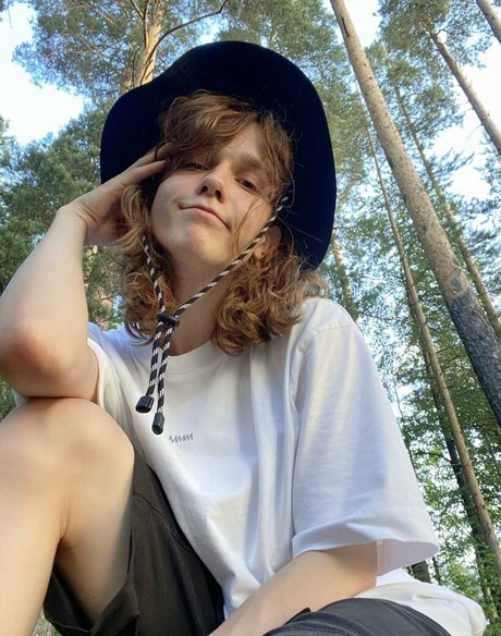 Mossy Barmales model adult picture