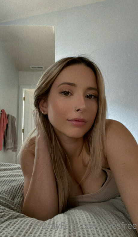 Avesfree pornstar top image