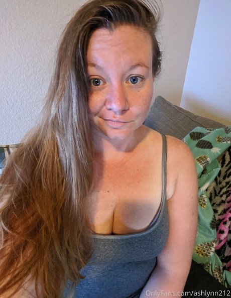 ashlynn212 adult model image