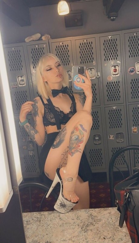 violets cabaret sexy actress img