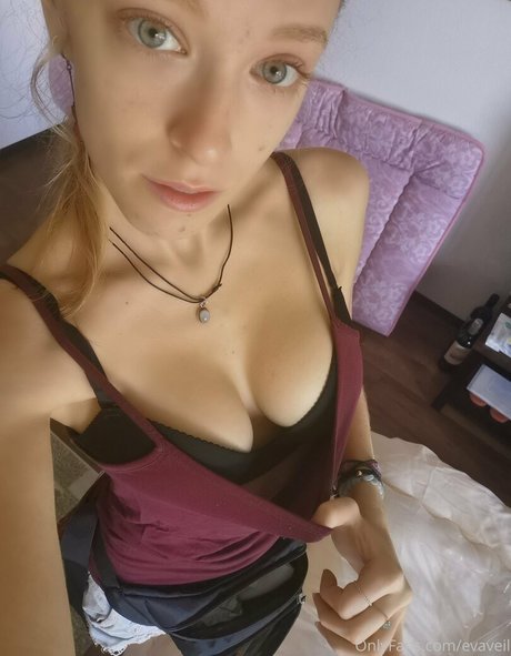 Evaveil sexy model pic
