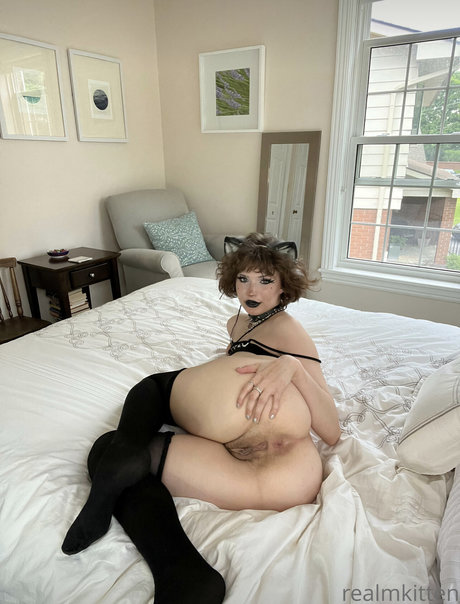 realm nudes star img