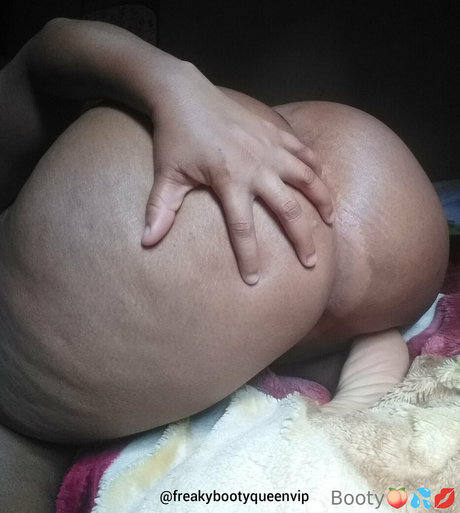 freakybootybitch model naked picture