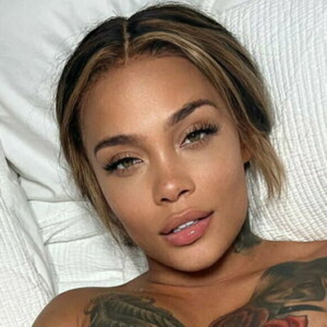 saragoldglitter star nudes photos