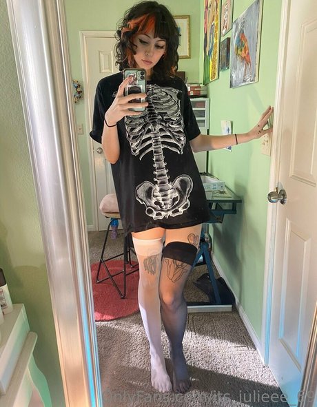 its julieee_ actress archive