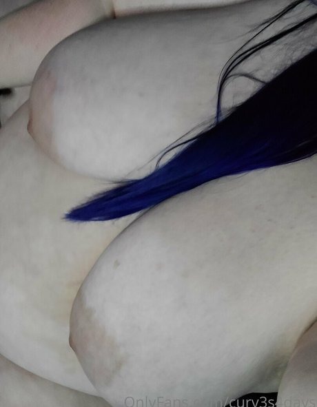 curv3s4days naked actress pic