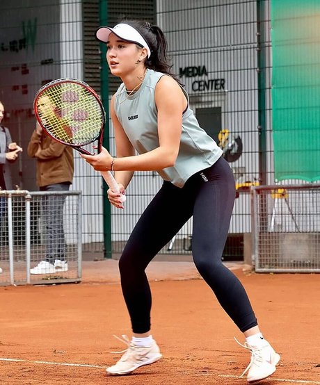 Eva Lys hd actress gallery