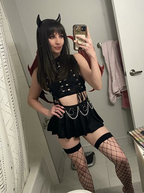 The Naughty Peach beautiful star pic