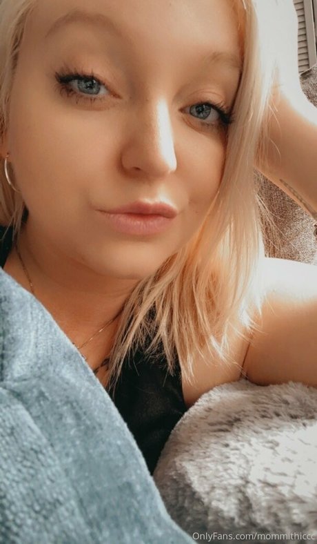 mommithiccc sexy pornstar picture