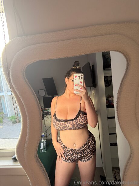 DakotaJxde star free picture