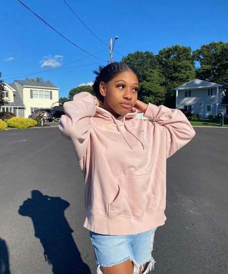 Elyse Rey pretty pornstar images