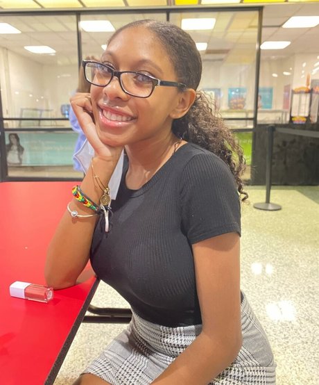 Elyse Rey porn model image