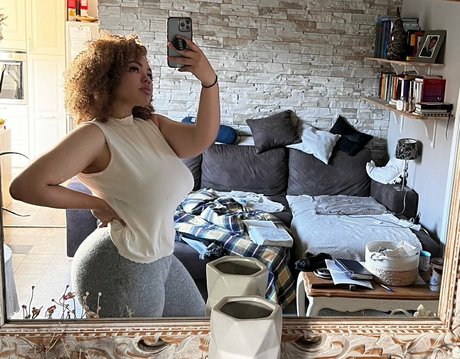 Teeee model art galleries