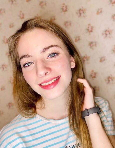 Anna Gloss model naked photo