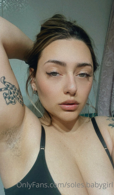 yourgirl feet beautiful model image