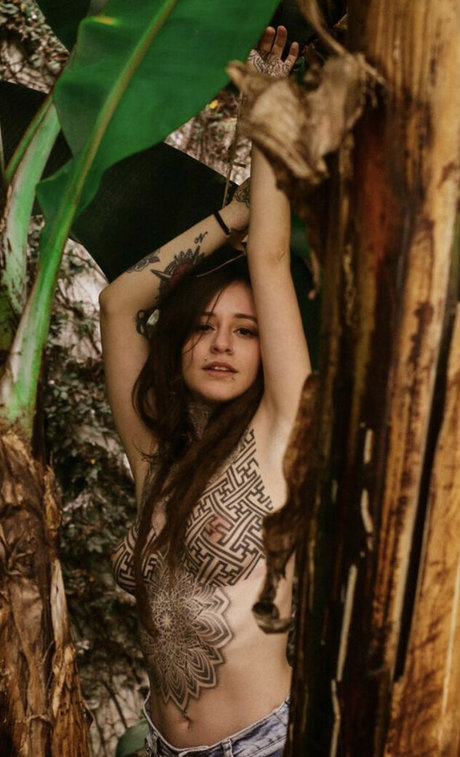 Lola Freak star sexy photos