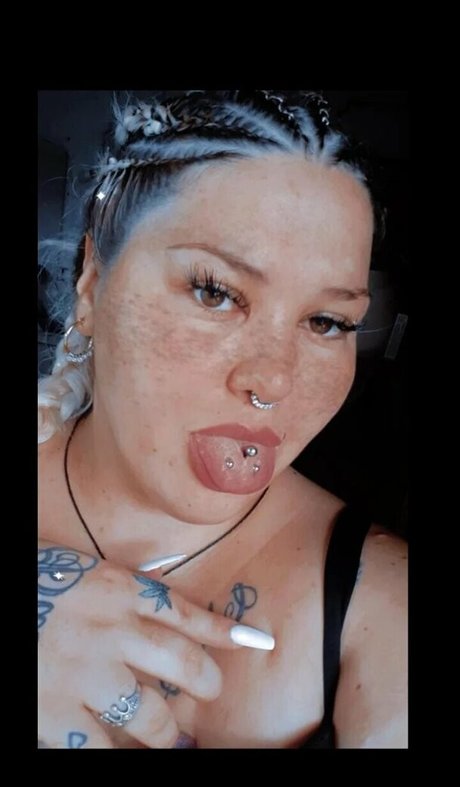 luianaxxx model naked picture