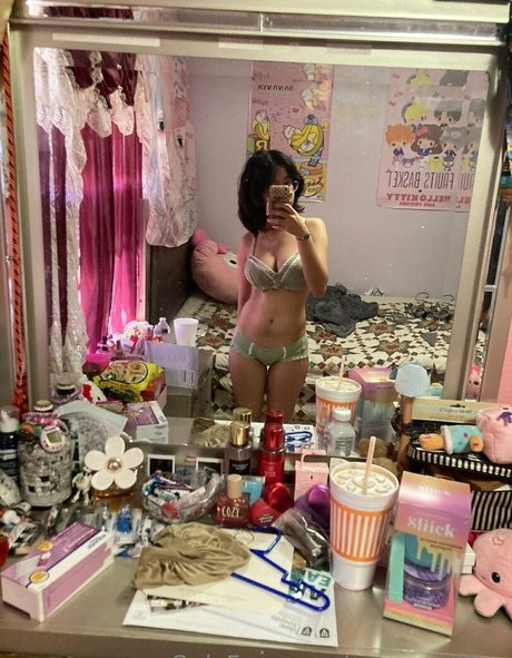 carmennl0ve model sexy pic