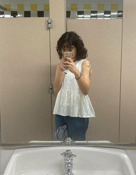 carmennl0ve model adult picture