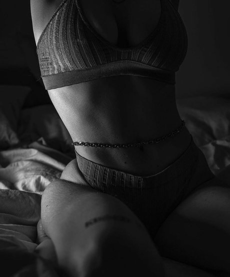 Caponce pretty pornstar img