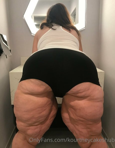 kourtneycakeshub nude star pictures