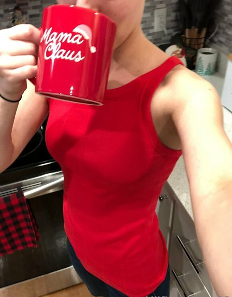 momnextdoor33 pretty star photo