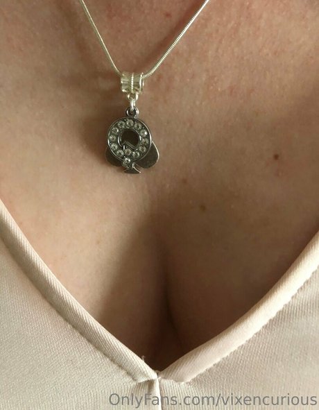 vixencurious exclusive model image