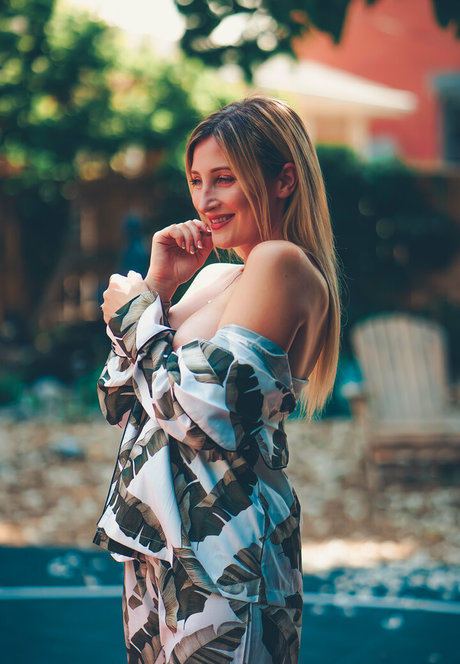 hollythauls free actress pics