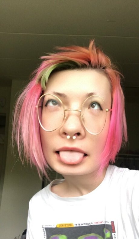 lovelybedhead model nude image