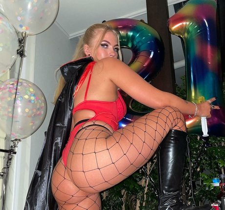 simsyyy__ naked model pic