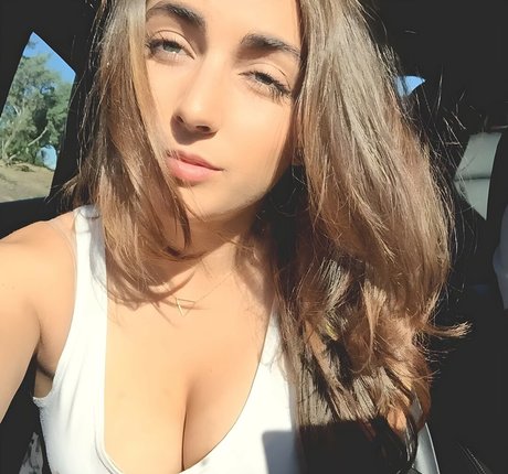 Emelia Hartford art model img