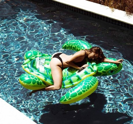 Emelia Hartford sex model pic