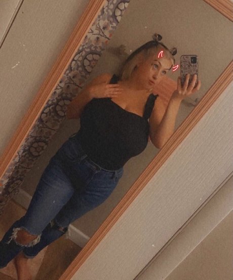 Destinee C adult star picture