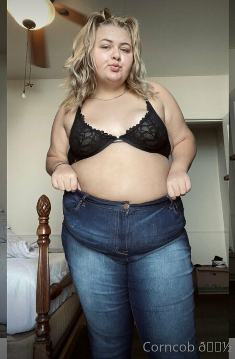 plussizebrattt2 beautiful model image