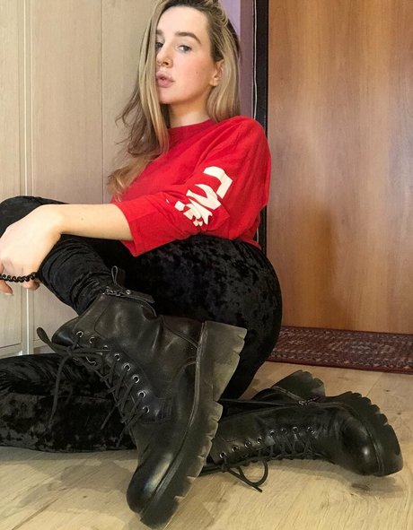 emilybaileyfeet model top img