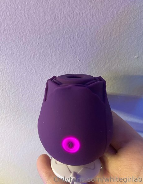 whitegirlab naked star photo